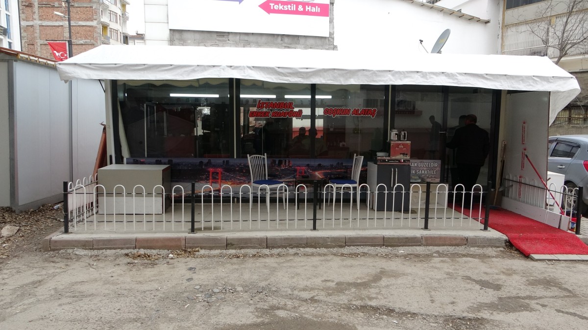 İş yeri yıkılan 40 yıllık berber mesleğini konteynerde sürdürüyor