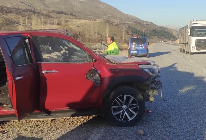 Kamyonet şarampole uçtu: 6 yaralı