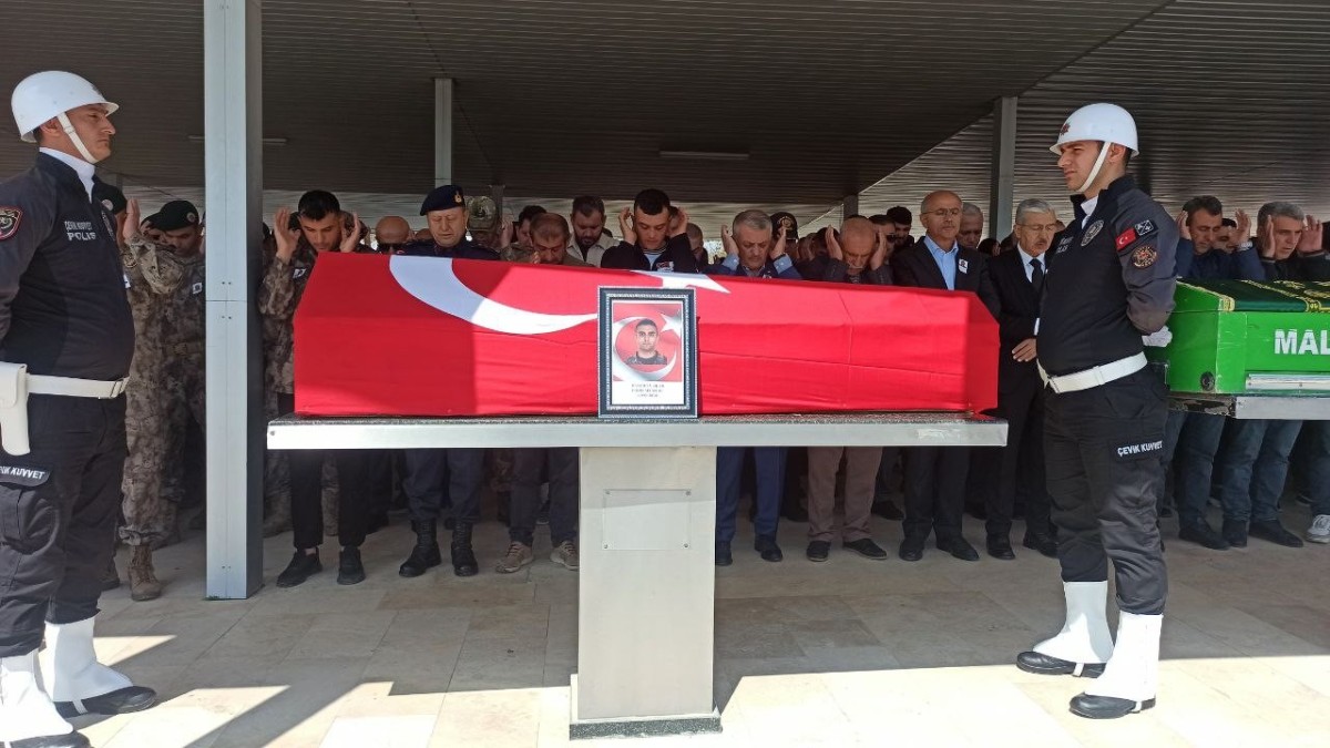 Trafik kazasında hayatını kaybeden polis memuru ve ailesi son yolculuğuna uğurlandı
