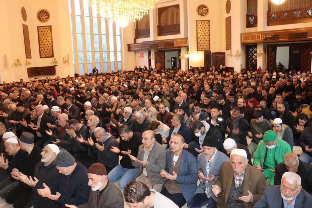 Bayram namazı için vatandaş camilere akın etti