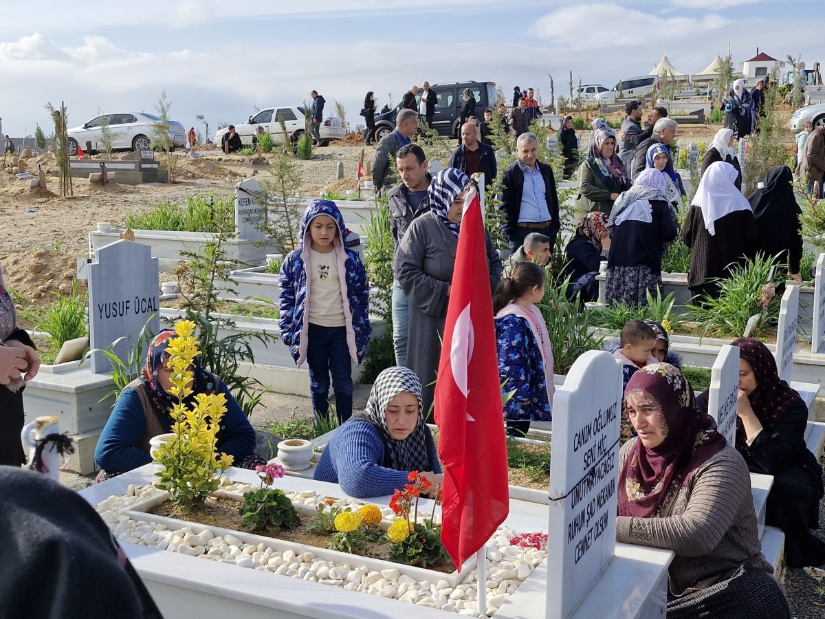 Depremde hayatlarını kaybedenlerin mezarlıklarında hüzün vardı