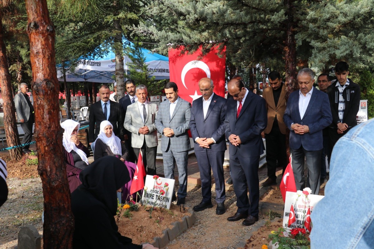 Şehitlikte hüzünlü bayram yaşandı