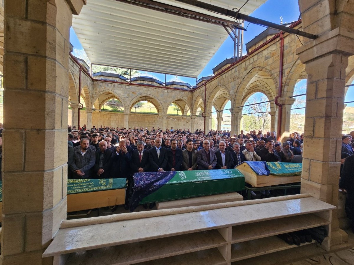 Kaza kurbanı anne, kızı ve yeğeni gözyaşları arasında son yolcuklarına uğurlandı