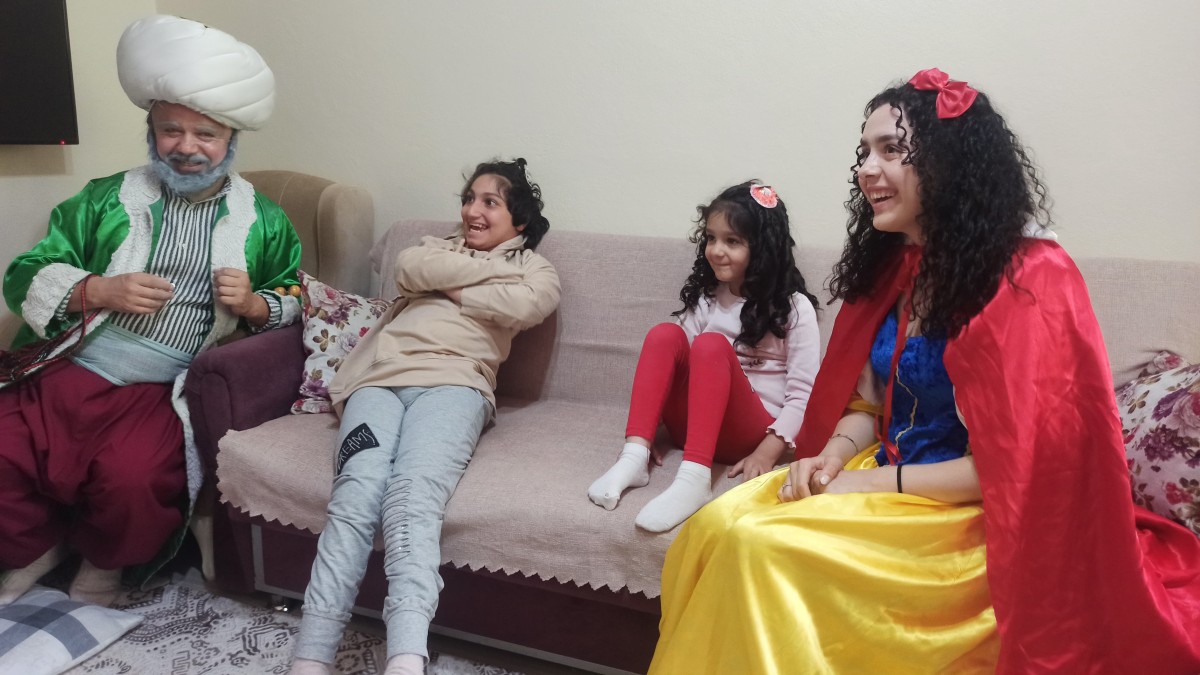 Evden çıkamayan çocuklara 23 Nisan sürprizi
