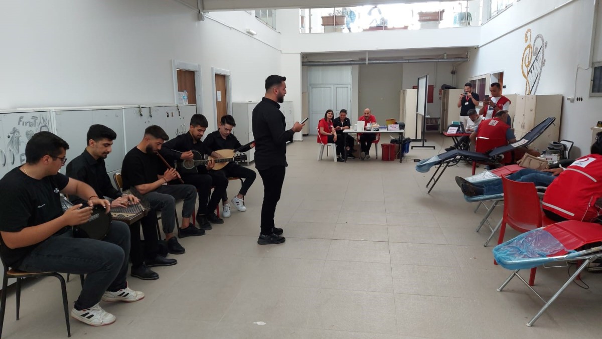 Canlı müzik eşliğinde türküler dinleyerek kan verdiler