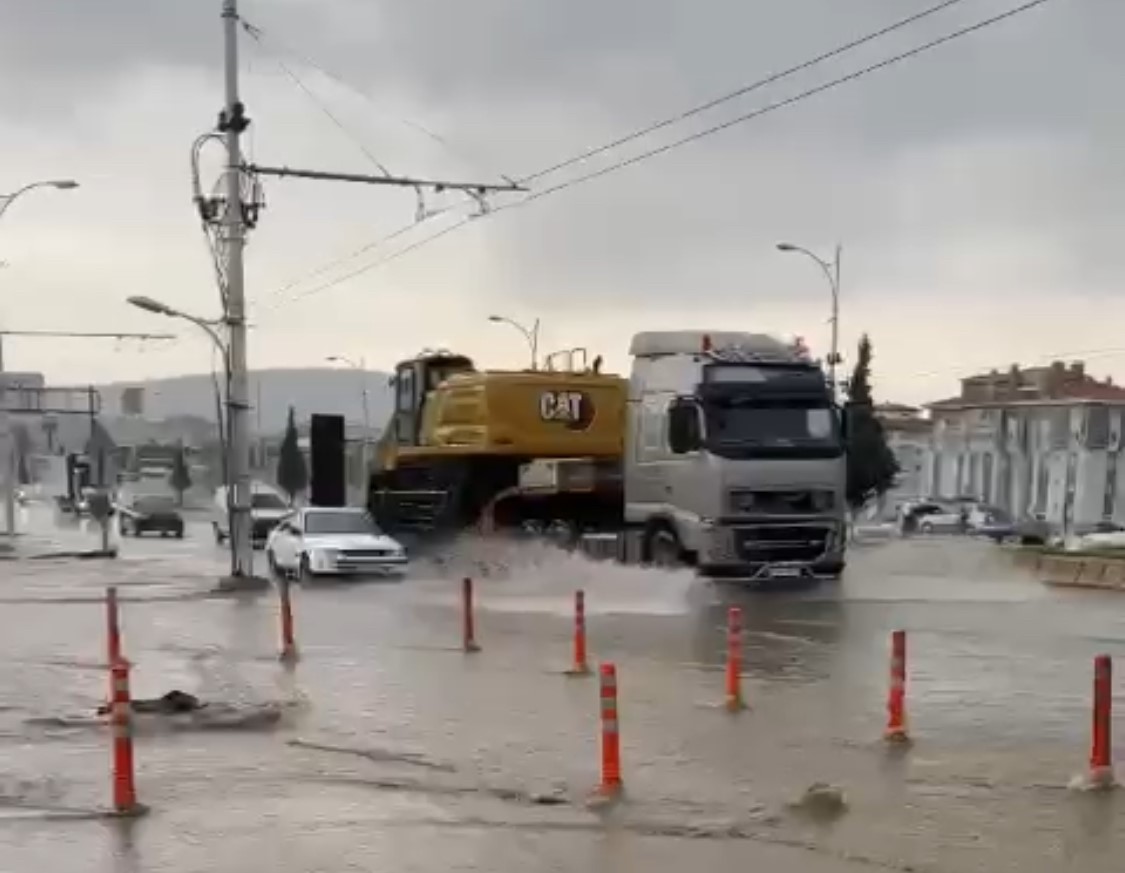  Sağanak etkili oldu yollar göle döndü