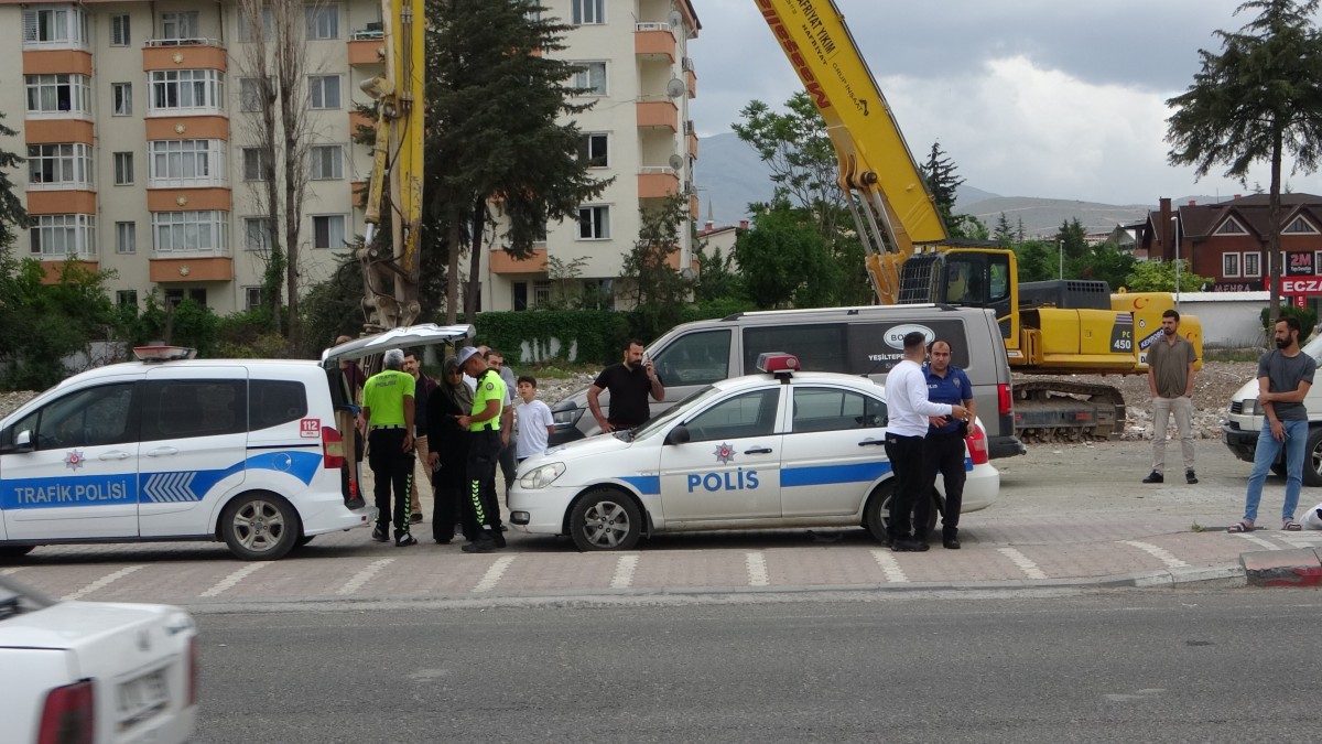 Yolun karşısına geçmeye çalışan yayalara otomobil çarptı.