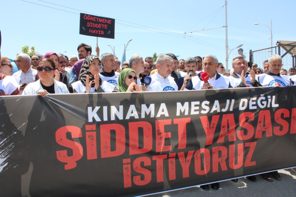 Öğretmenler şiddete karşı eylemdeydi