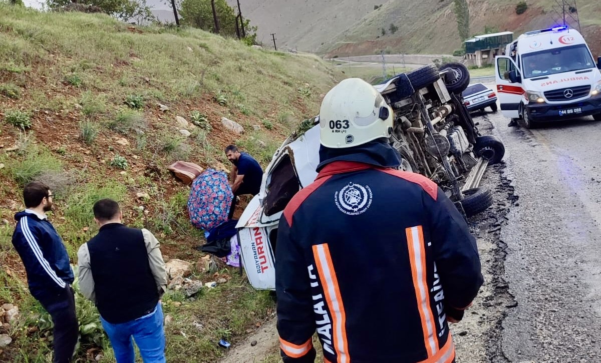 Virajı alamayan yolcu minibüsü devrildi: 12 yaralı