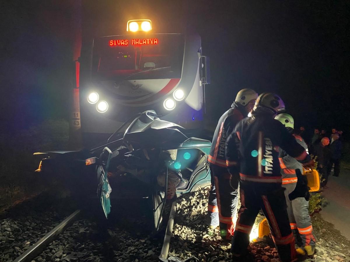 Feci kaza: Trenin altında kalan otomobilin sürücüsü hayatını kaybetti