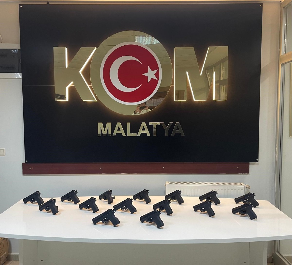 Polis, yolcu otobüsünde çok sayıda kaçak silah ele geçirdi