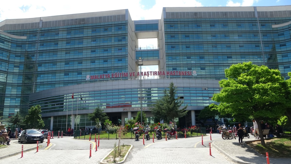 Kamyonetle çarpışan motosikletin sürücüsü yaralandı