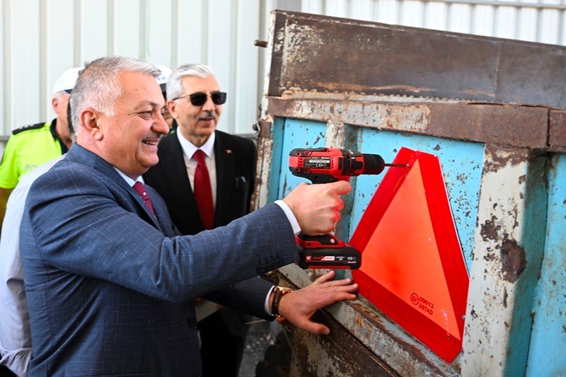 Traktör sürücülerine reflektör dağıtıldı