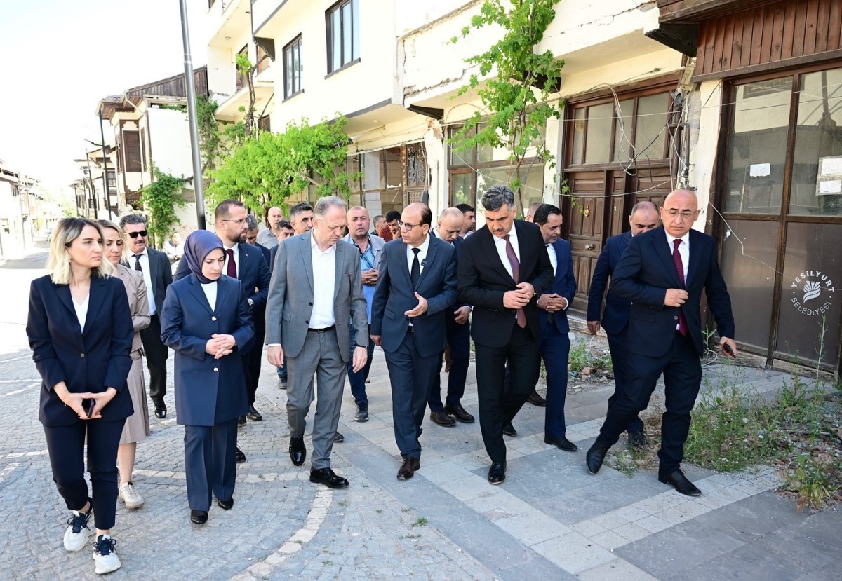 Kültür ve Turizm Bakan Yardımcısı Gökhan Yazgı, tarihi ve tescilli yapıları inceledi
