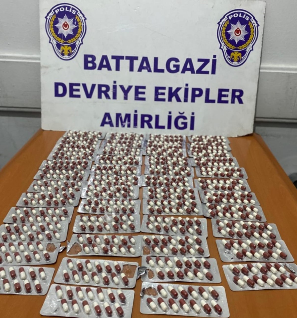 Polisten kaçarken motosikletten uyuşturucu atan 2 şüpheli yakalandı