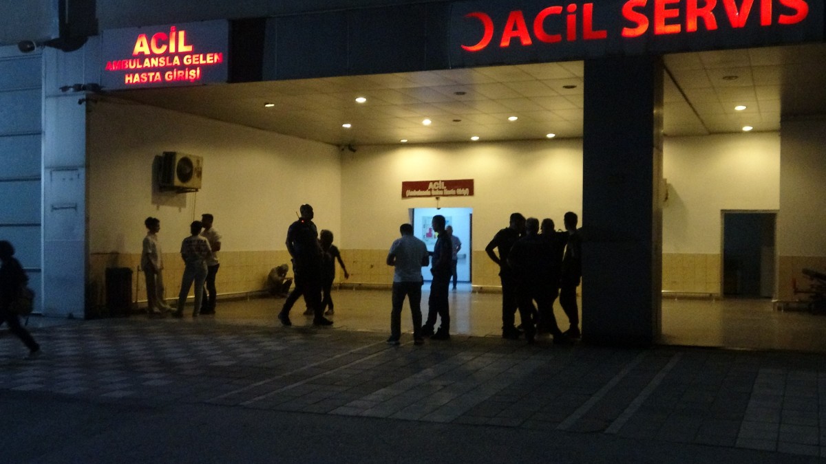 Tartıştıkları mahalle muhtarını silahla iki bacağında vurdular