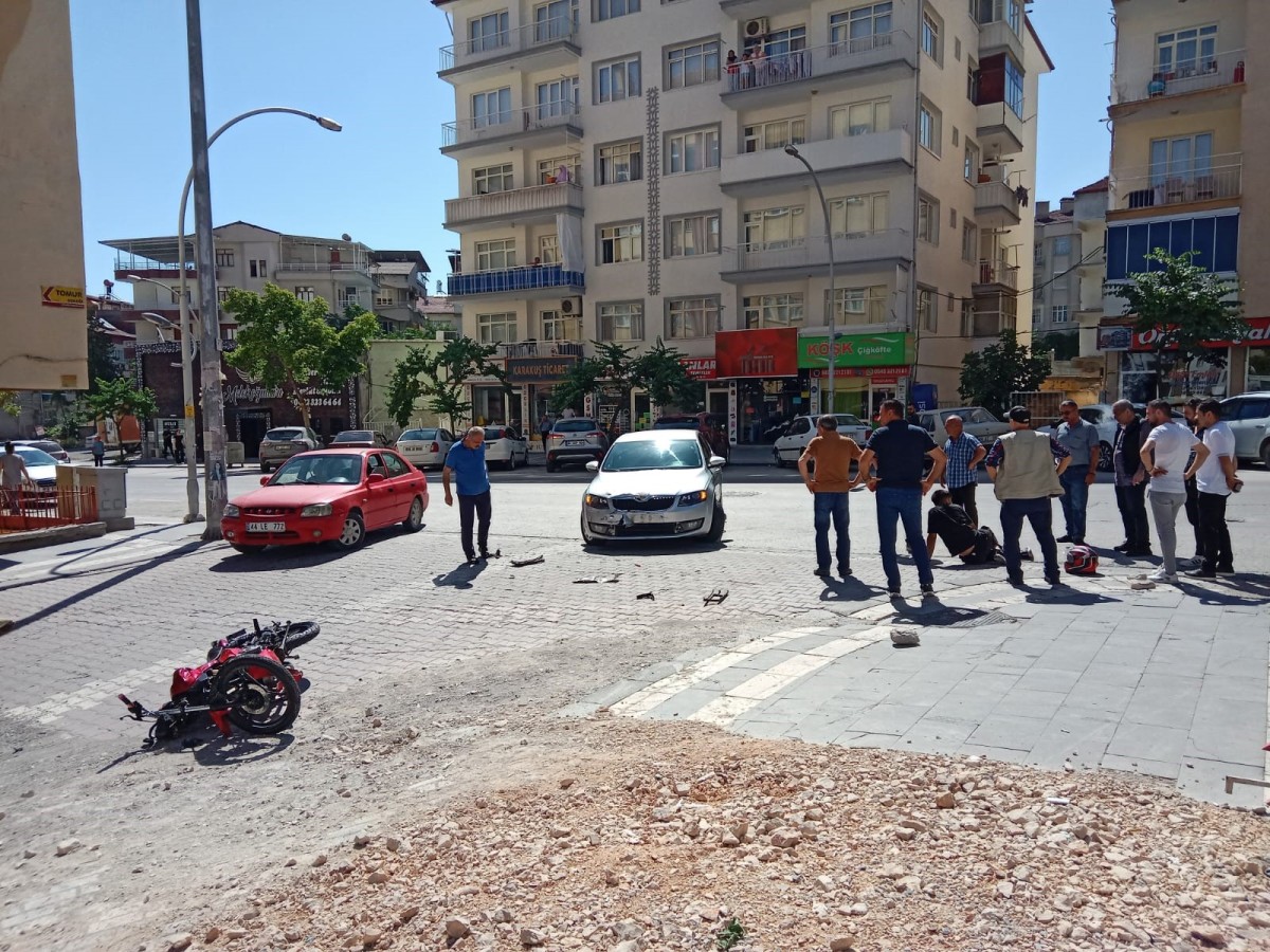 Motosiklet, otomobil ile çarpıştı: sürücüsü yaralandı