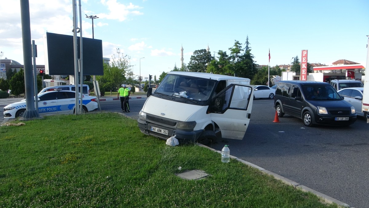 Hafif ticari araçla çarpışan minibüs refüje çıktı: 2 yaralı