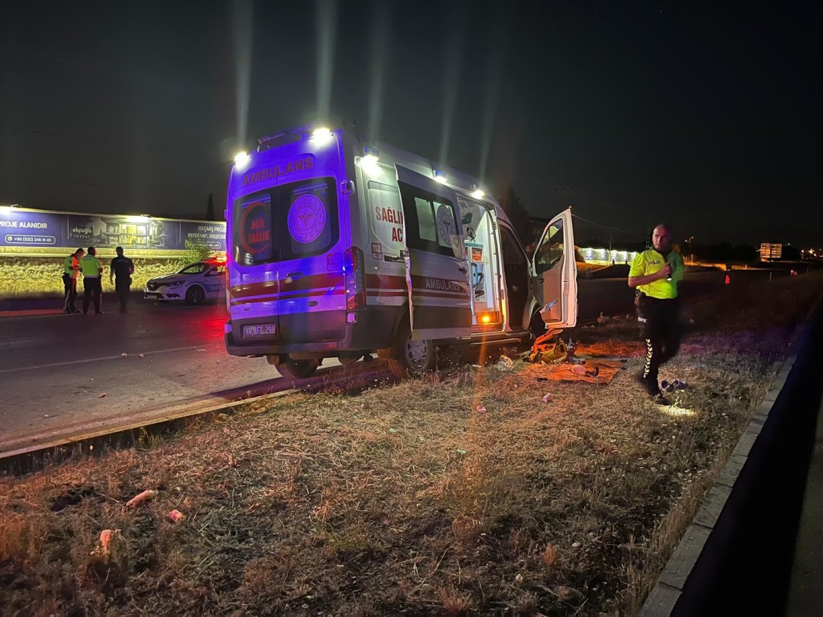 Kontrolden çıkan ambulans refüje çıktı: 4 yaralı