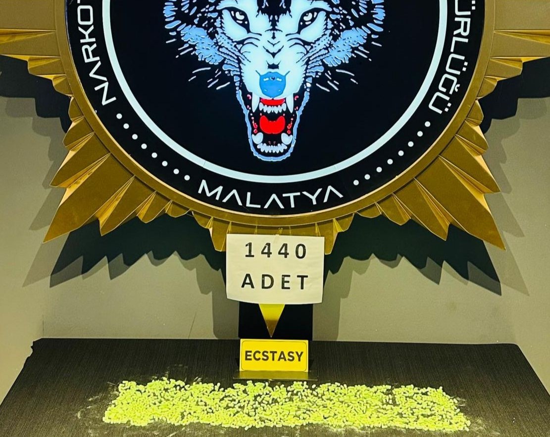 Zehir tacirlerine yönelik düzenlenen operasyonda bin 440 adet ecstasy hap ele geçirildi