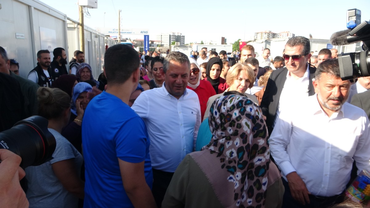 CHP Genel Başkanı Özel Malatya'da, konteyner kent ziyaret etti