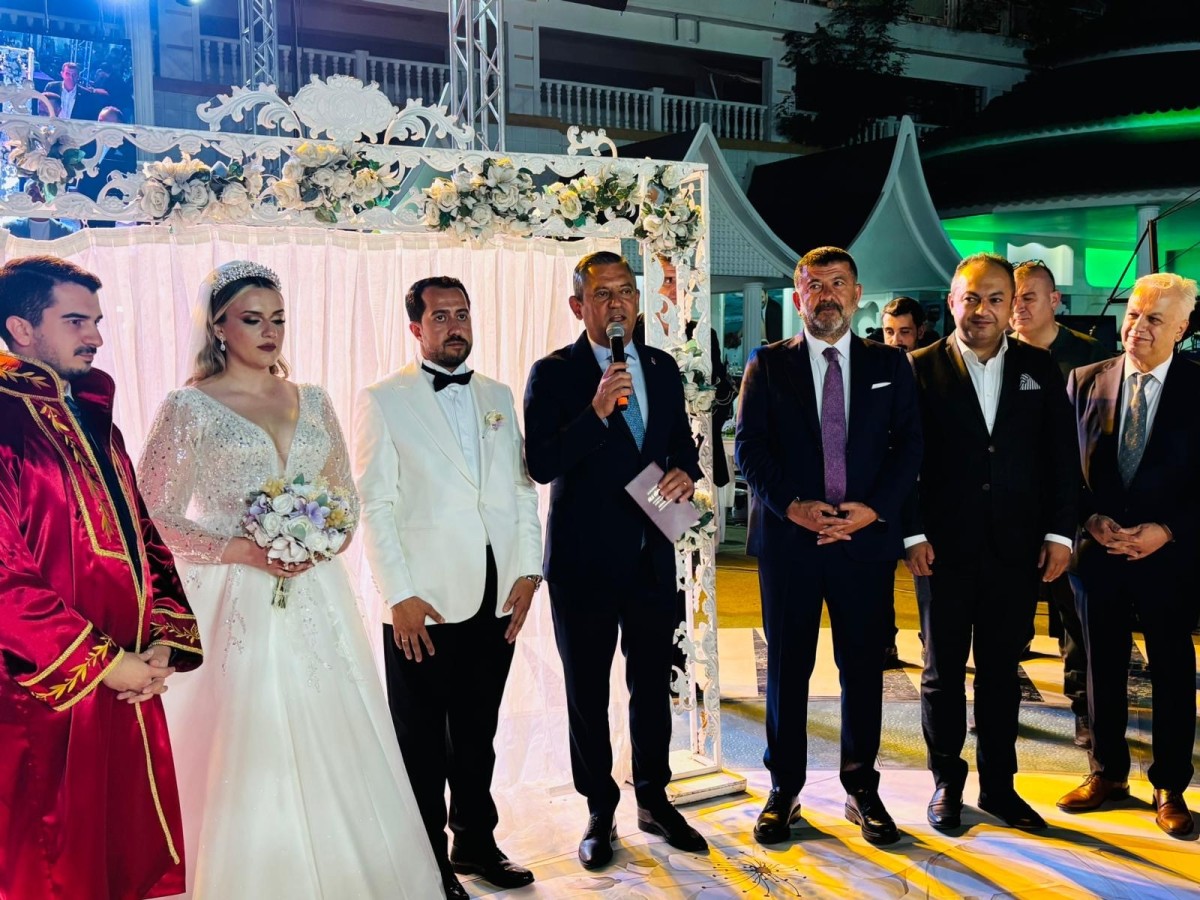 Siyaset dünyasını buluşturan düğün