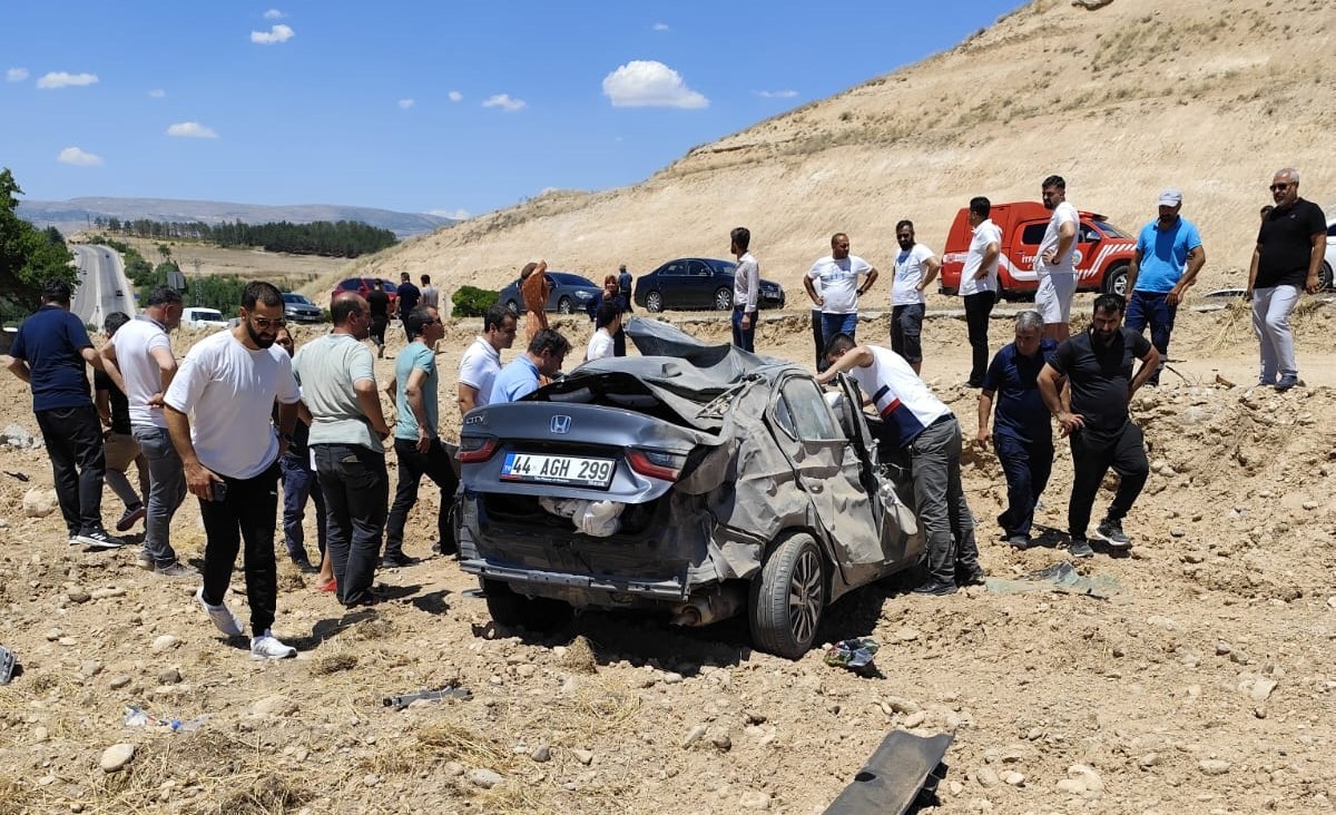 Akçadağ'da otomobil şarampole uçtu,1 yaralı