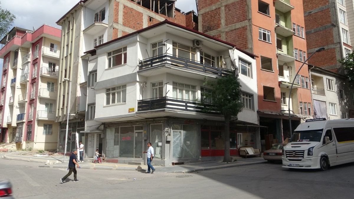 Ağır hasarlı binanın korkusu evlerinden etti