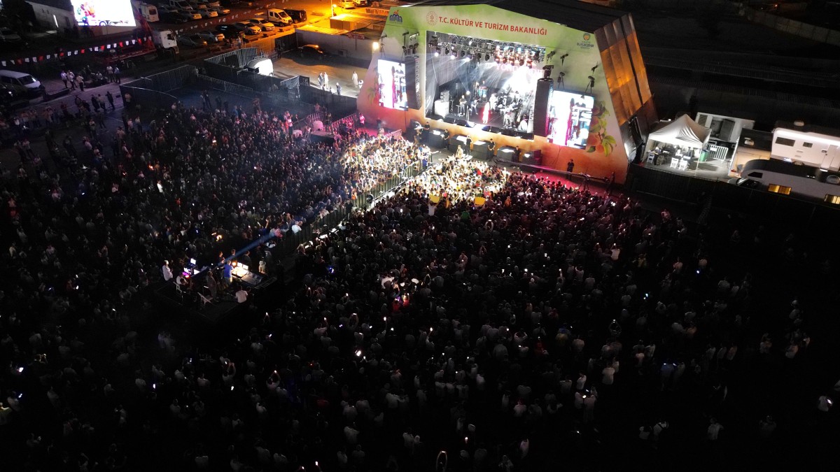 26. Kayısı Festivalinde Elif Buse Doğan ve Alişan Malatyalılarla Buluştular
