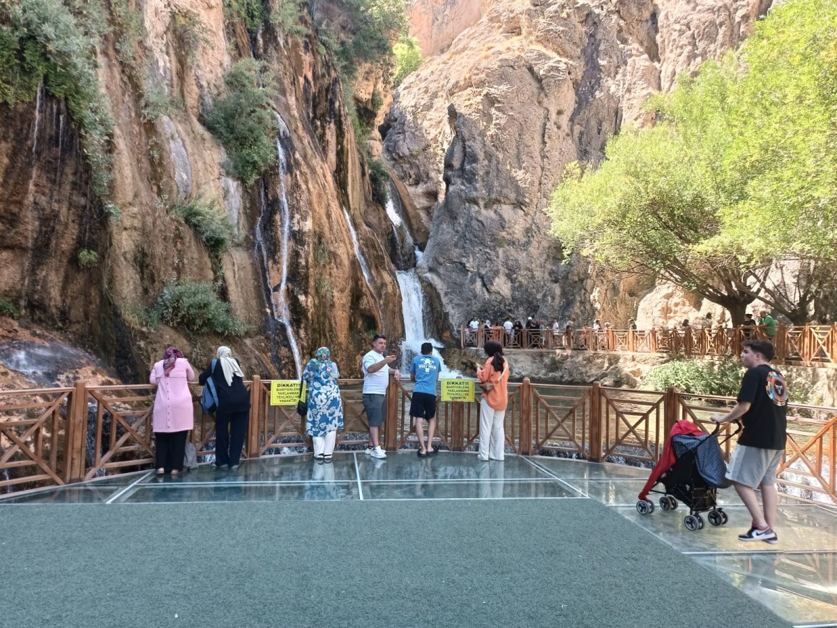 Günpınar Şelalesi ziyaretçi akına uğruyor