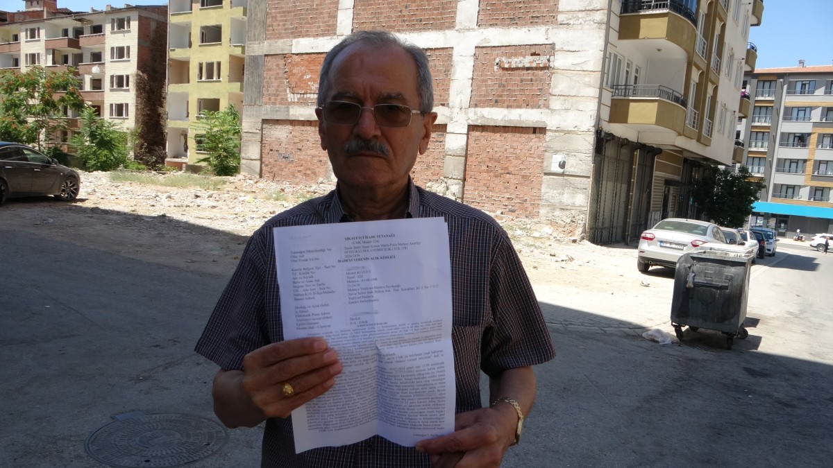 Kendilerini polis olarak tanıtarak depremzede vatandaşın 370 bin TL'sini dolandırdılar