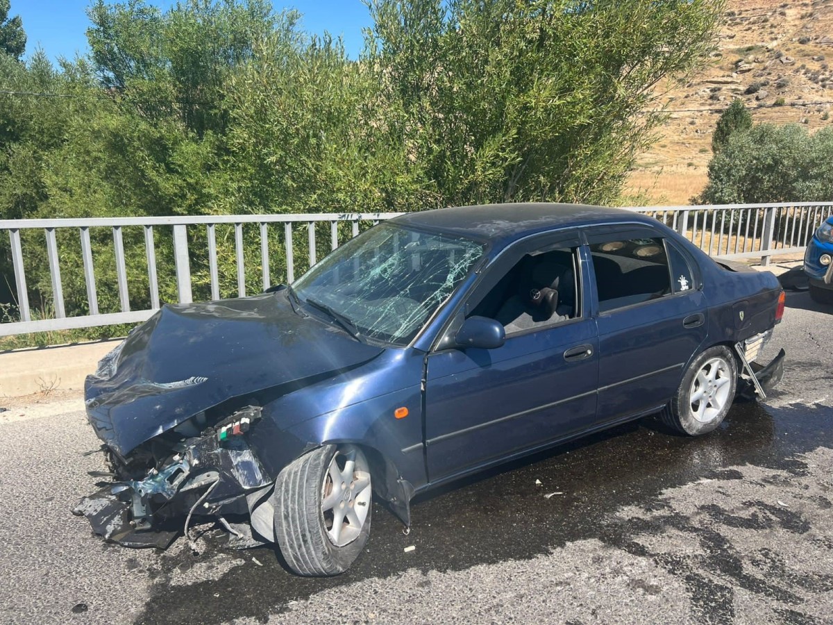 Akçadağ'da kontrolden çıkan otomobil köprü korkuluklarına çarptı: 2 yaralı