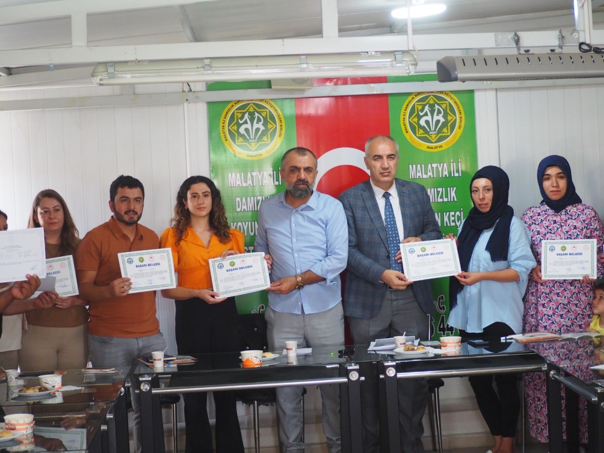 Sürü yönetimi kursunu başarı ile tamamlayan 25 çoban sertifikalarını aldı