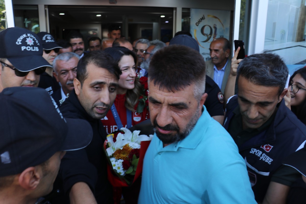 Milli boksör Hatice Akbaş'a coşkulu karşılama