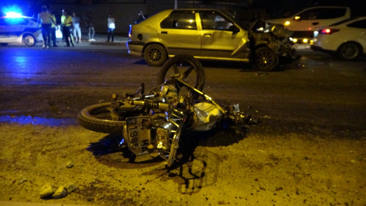Otomobil motosikletle çarpıştı: 1'i çocuk 2 ağır yaralı