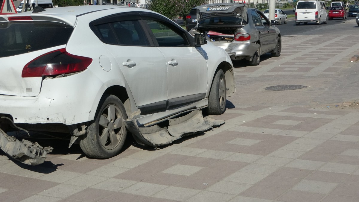 5 araçlı zincirleme kaza: 2 yaralı