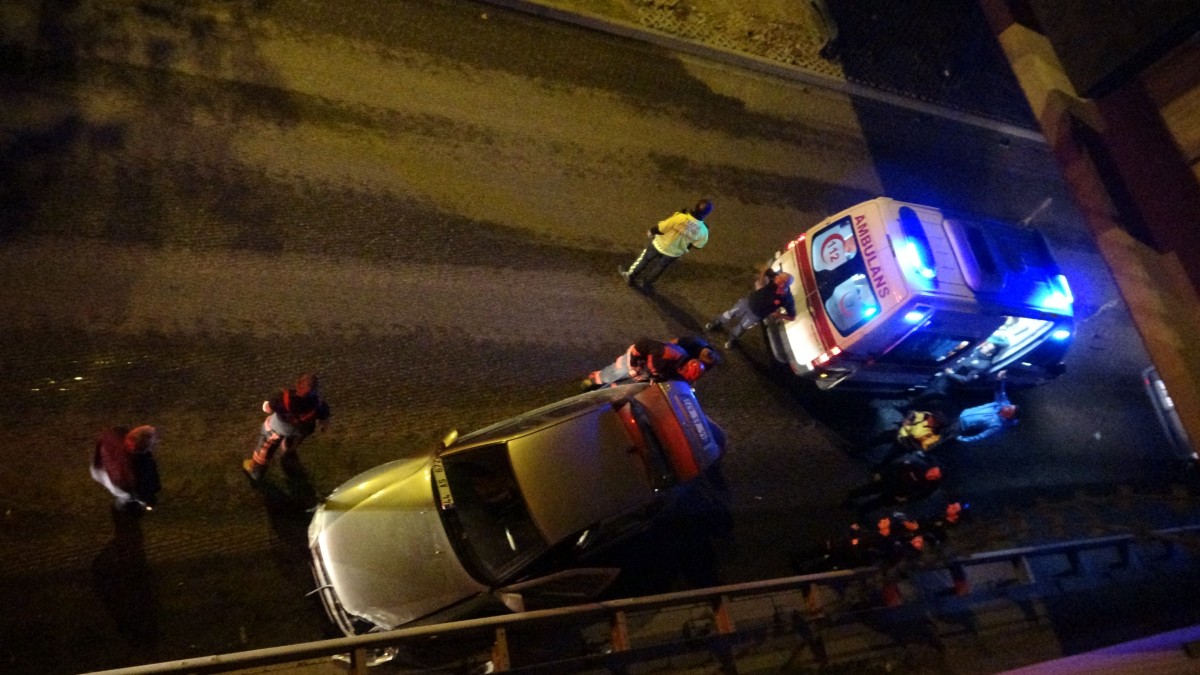 Alt geçitte kontrolden çıkan araç karşı şeride geçti: 2 yaralı