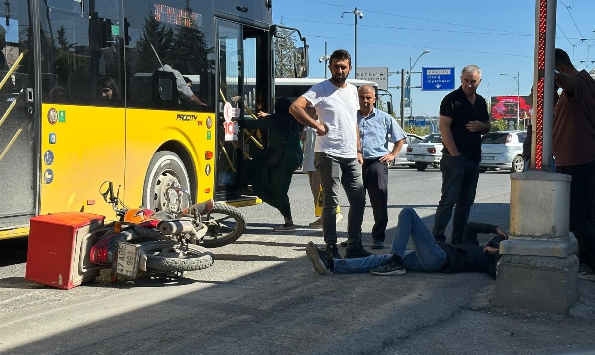 Otobüs ile çarpışan motosikletin sürücüsü yaralandı