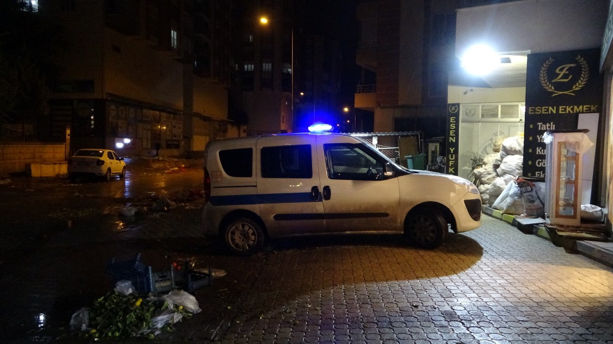 Birbirlerini bıçakla yaralayıp aynı araçla hastaneye gittiler