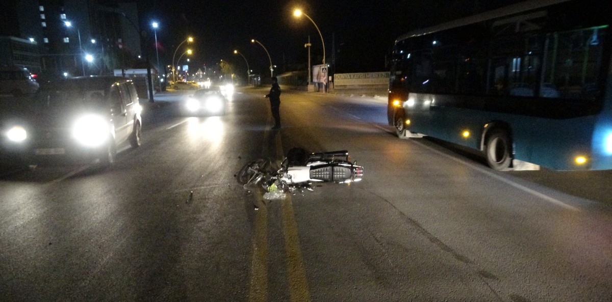 Motosiklet ile Hafif ticari araç çarpıştı: 2 yaralı