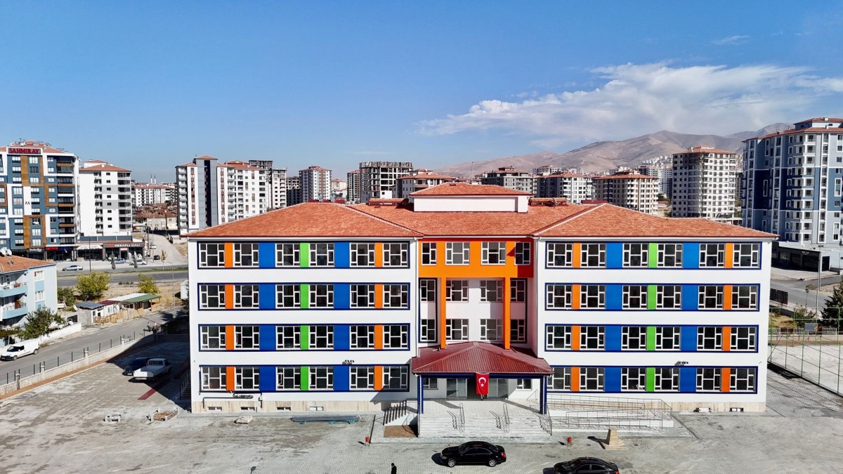 Vali Yavuz, okul inşaatlarında incelemelerde bulundu