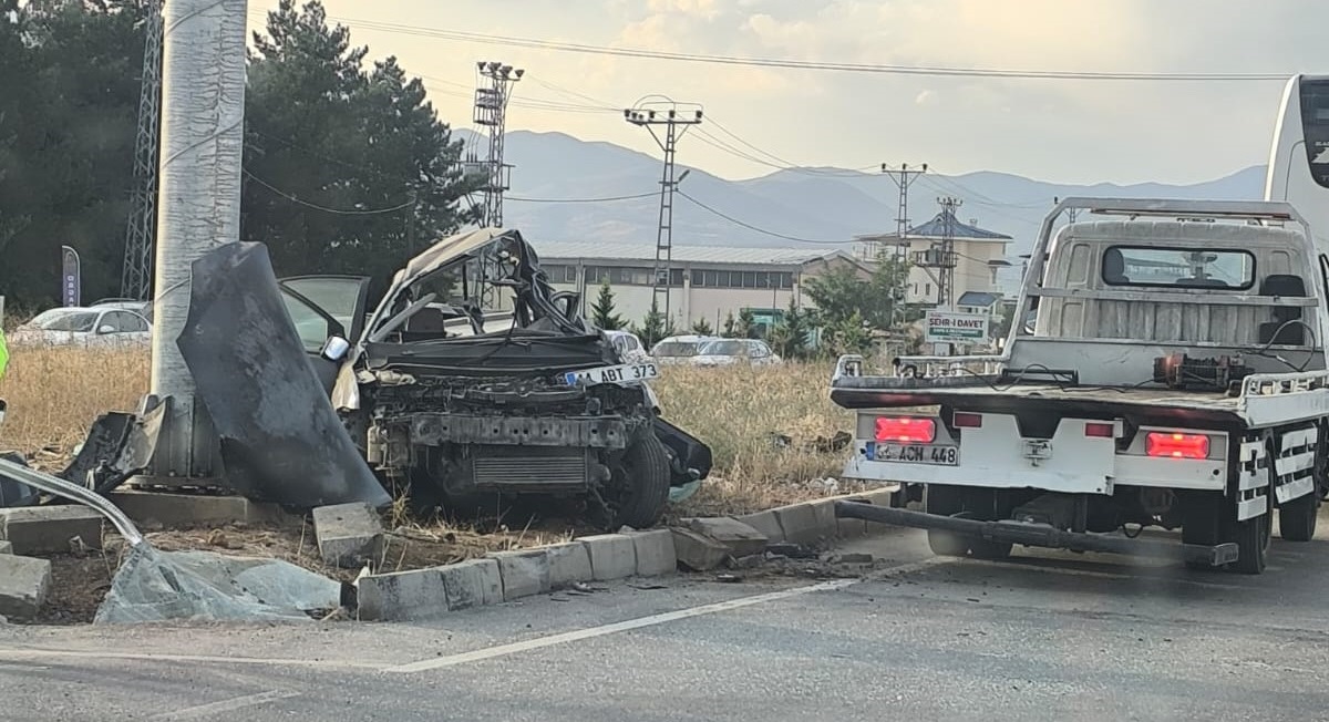 Yolcu otobüsü ile otomobil çarpıştı: 1 ölü, 1 yaralı