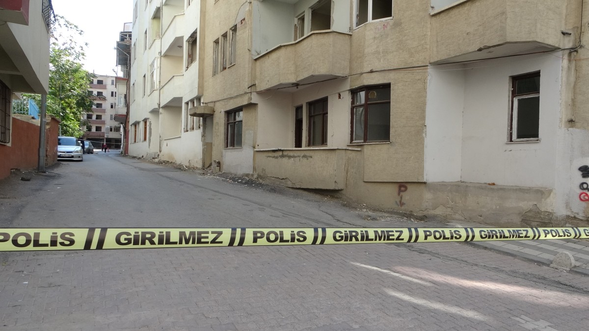 Depremle sarsılan Malatya'da ağır hasarlı binalar için güvenlik önemli alınıyor