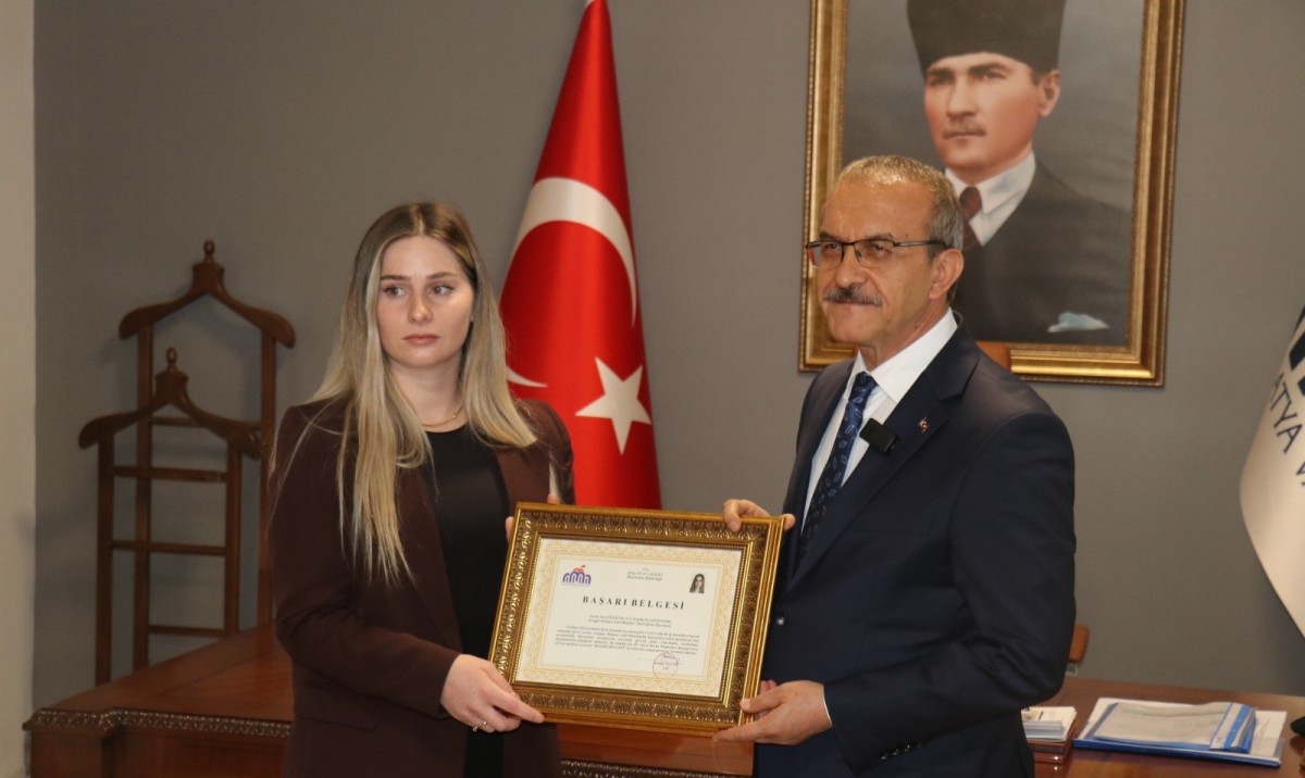 Özel ihtiyaçlı öğrenciyi kucağına alarak dışarı çıkaran öğretmen Şura Özçelik'e başarılı ödülü