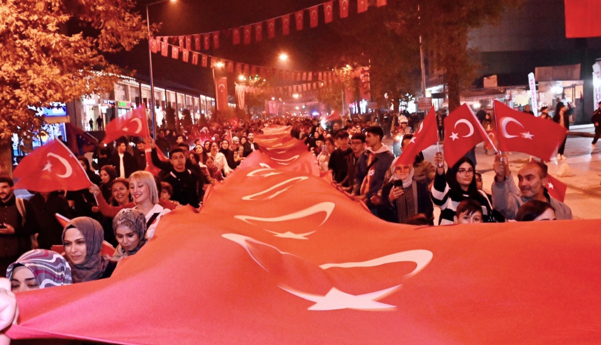 Cumhuriyetin 101. yıl dönümünde fener alayı ve bayrak yürüyüşü düzenlendi