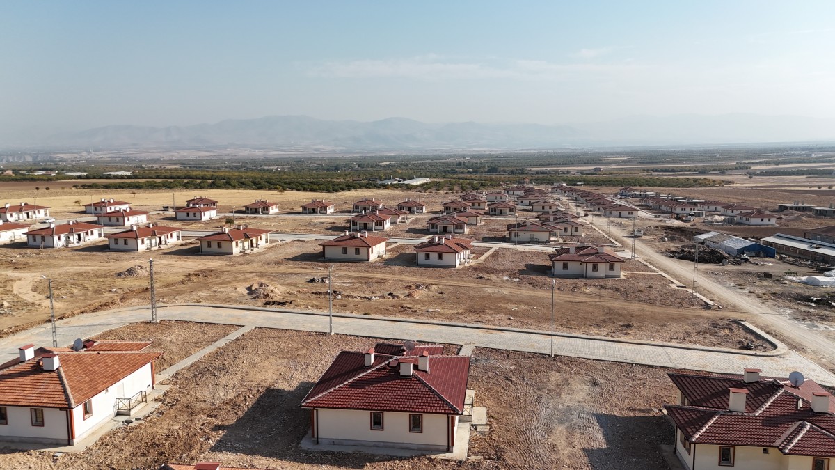 Depremzedeler kalıcı konutlarına kavuşuyor