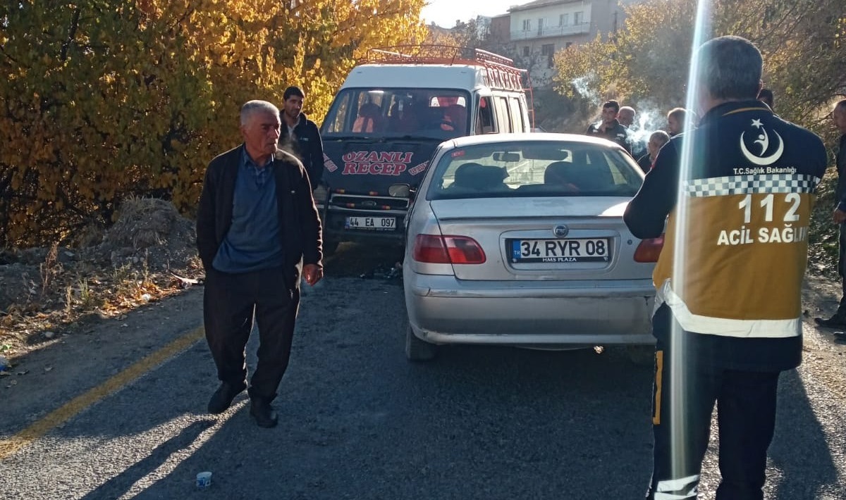 Minibüs ile otomobilin karıştığı kazada 2 kişi yaralandı