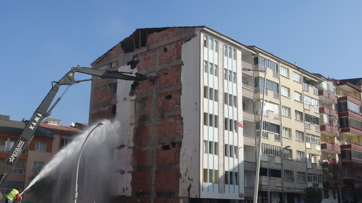 Ağır hasarlı binaların yıkımlarında sona doğru