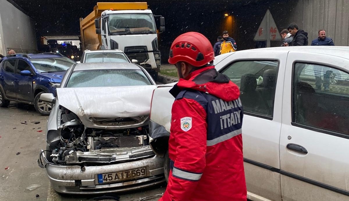 7 aracın karıştığı zincirleme trafik kazasında 6 kişi yaralandı