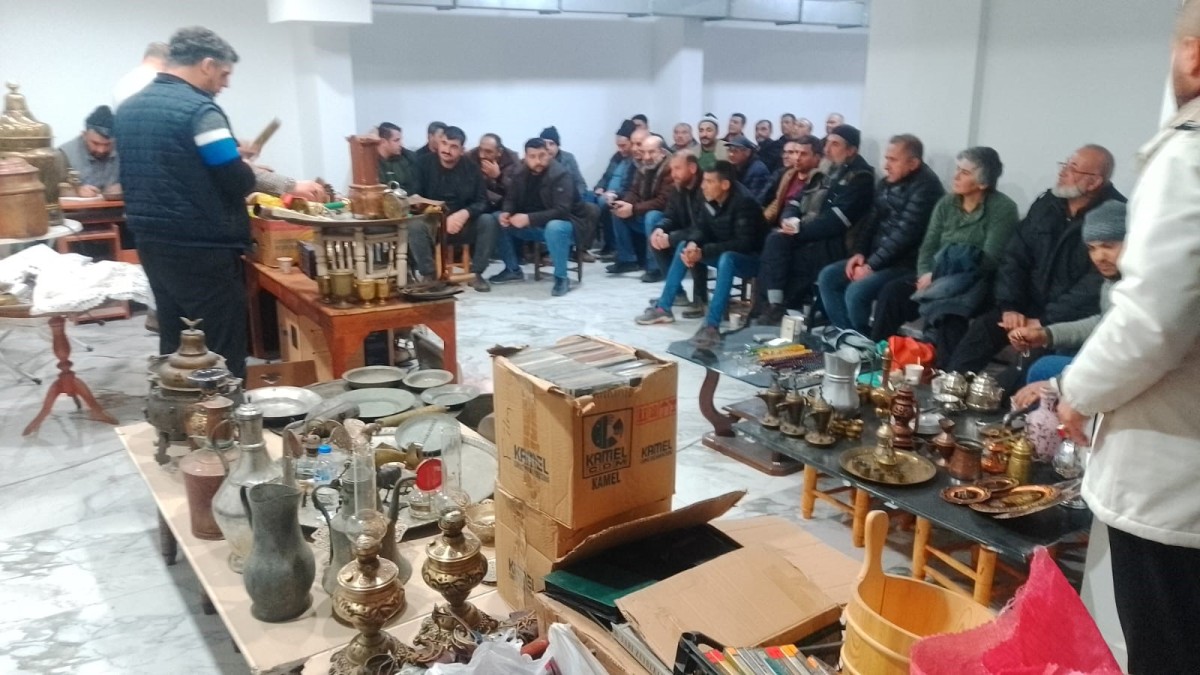  Antika ve ikinci el eşyaların bulunduğu müzayedeye yoğun ilgi